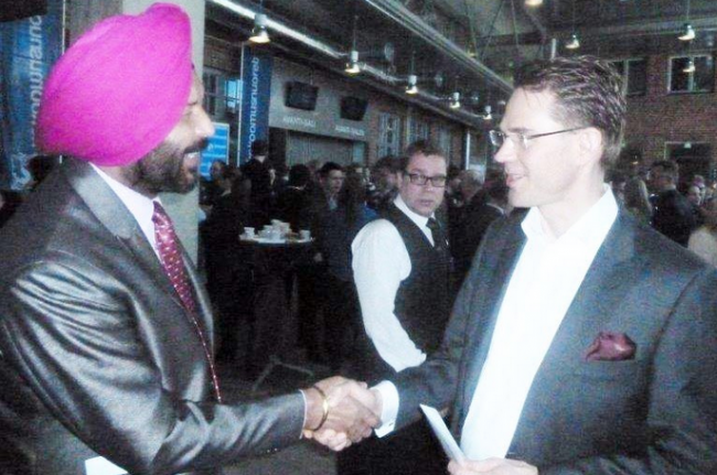 Sukhdarshan Singh Gill shaking hands with National Coalition Party Prime Minister Jyrki Katainen