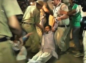 Yogendra Yadav being manhandled outside Tihar Jail