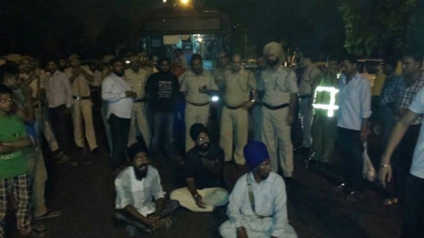 Sikhs stage protest outside Nizamuddin police station Delhi