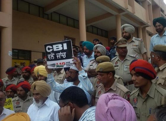 AAP activists led by state convener Sucha Singh Chhotepur protest in Ludhiana