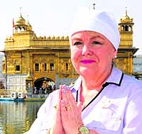 2014-10-20_Canadian-minister-for-national-revenue-Kerry-Lynne-Findlay-at-the-Golden-Temple-in-Amritsar