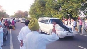 HSGMC Supporters show black flags to Badal
