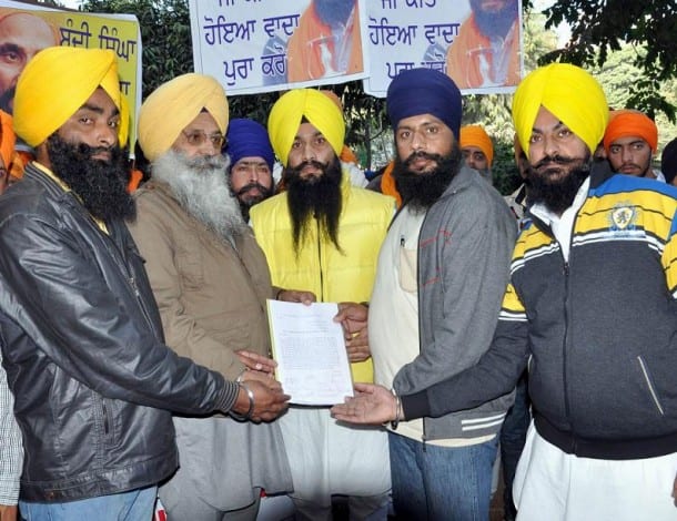 Haryana Sikhs submitting memorandum to Bhupinder Singh, PA of Giani Gurbachan Singh