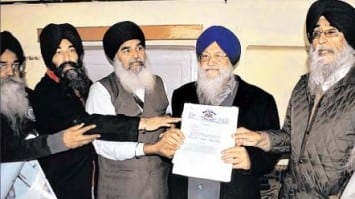 S. Simranjit Singh Mann and Bhai Dhian Singh Mand giving memorandum to SGPC President S. Avtar Singh Makkar