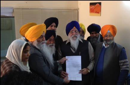 Amarjit Chawla and other SGPC members submitting memorandum to Makkar