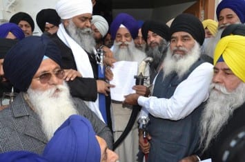Representatives of Sikh Sangat submitting memorandum to Akal Takhat Sahib Jathedar Giani Gurbachan Singh