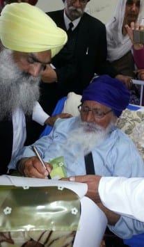 File Photo: Bapu Surat Singh Khalsa signing a letter addressed to Prime Minister at Civil Hospital, Ludhiana