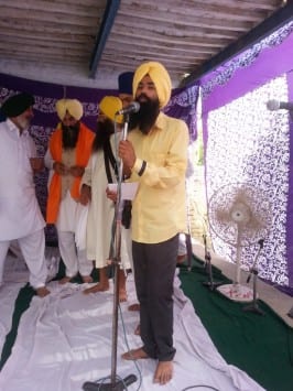 Bhai Papalpreet Singh addressing the Sikh devotees.