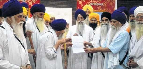 Sikh leaders submitting memorandum to Giani Gurbachan Singh