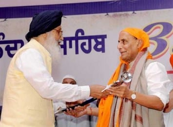 Anandpur Sahib : Union Home Minister Rajnath Singh is presented a sword by Punjab Chief Minister Parkash Singh Badal during a function to mark 350th foundation day of Sri Anandpur Sahib on Friday. PTI Photo  (PTI6_19_2015_000170B)