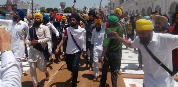Sikh youth shouting slogans in Parkarma
