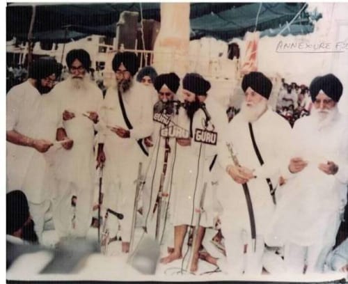 Captain Amrinder Singh, Surjit Singh Barnala, Simranjit Singh Mann, Jagdev Singh Talwandi, Gurcharan Singh Tohra and Jasmer Singh Bala taking oath at Sri Akal Takht Sahib to get Amritsar Declaration implemented
