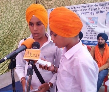 Students of 'Gurmat Awareness' addressing poetry to the present audience. 