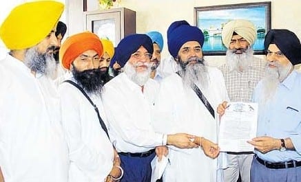 Bhai Mohkam Singh and others handing "invitation letter" to controversial SGPC chief secretary Harcharan Singh