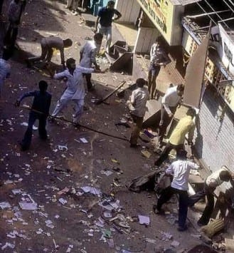 1984: Angry mobs pelting stones at Sikh houses