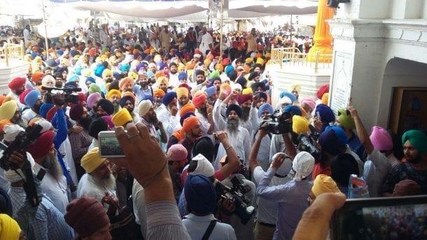 Prof. Mohinderpal Singh of Shiromani Akali Dal (Amritsar) and other Sikh activists opposing address by Giani Gurbachan Singh