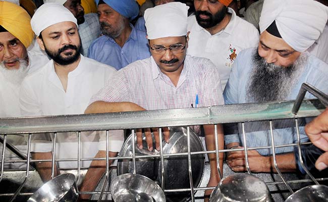 Arvind Kejriwal, Bhai Jarnail Singh and other AAP leaders doing seva at Sri Darbar Sahib