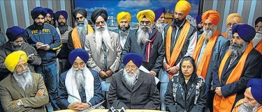 Malbourne (Australia) based Sikhs, Jathedar Giani Gurbachan Singh and office bearers of SGPC talking to mediapersons in a press conference 