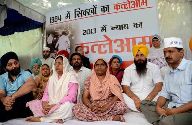 Kajriwal seen with Bibi Nirpreet Kaur and others in a hunger strike against Sajjan Kumar