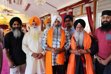 Ragi Darshan "Singh" with his admirers at Hayward Gurdwara Sahib, California