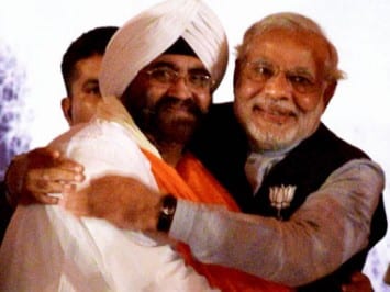 Daljit Singh Kohli (left) and Narendra Modi hugging to each other during Amritsar rally