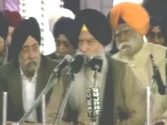 Paramjit Sarna can be seen sitting along with Senior Congress Leader Buta Singh and former Sikh, Prof. Darshan Singh.