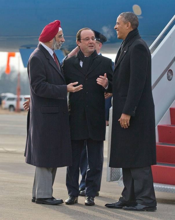 Mayor Satyendra Singh Huja of Charlottesville, Virginia greeting French President Francois Hollande and U.S. President Barack Obama yesterday. Unlike America, France has expelled turbaned Sikh children from its public schools and limited the right of Sikhs to wear turbans in official ID photos. Can there ever be a Sikh mayor in France? The White House French Embassy in the U.S.
