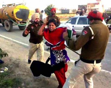 Punjab-Police-beat-up-a-woman-in-Tarn-Taran (1)