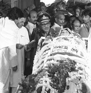 File Photo: Amitabh Bachchan, along with Rajiv Gandhi can be seen next to dead body of Indira Gandhi