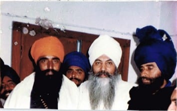Sant Jarnail Singh Bhindranwale (left), Yogi Bhajan (center) and Baba Nihal Singh (right), a nihung of the Tarna Dal. The picture was taken in Guru Nanak Niwas, in Baba Nam Singh Khalsa's room. 