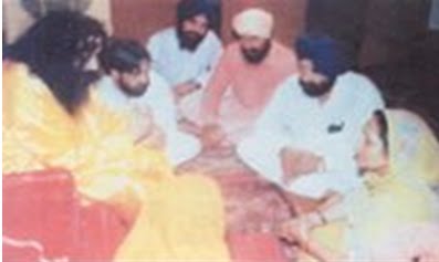 Surinder Badal in feet of Noormehal Thug, Ashutosh Jha