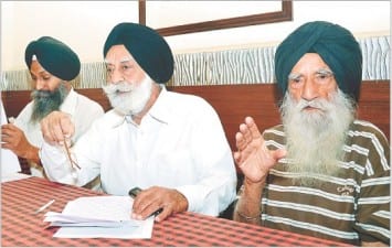 Col (retd.) GS Sandhu (middle) and Justice (retd.) Ajit Singh Bains along with their fellows address the press conference.