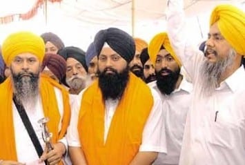 A old photo of Harminder Singh Gill where he (extremely right) honours son of Sant Jarnail Singh Bhindranwale in a Pathic Samagam