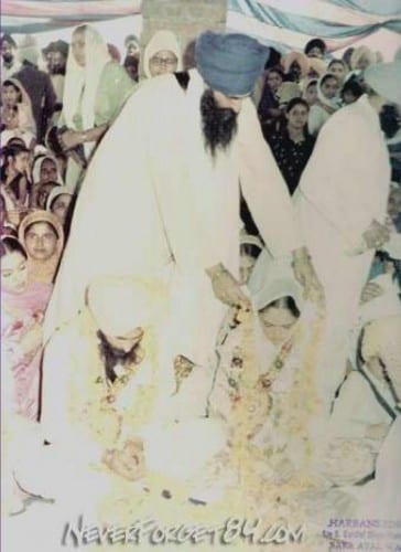 Shaheed Bibi  Paramjeet Kuar being blessed by Sant Jarnail Singh   Bhindranwale on her wedding day 